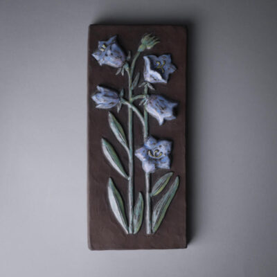 Brunt Keramikrelief med Blå Blomster