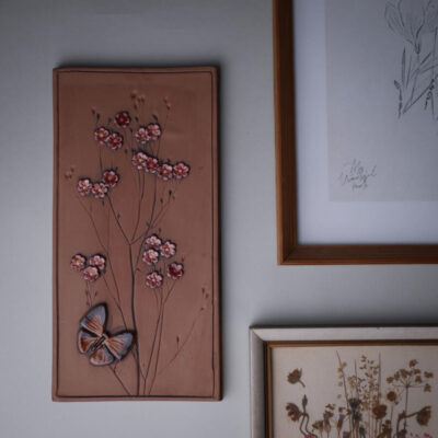 Højt Relief med Blomster & Sommerfugl 12