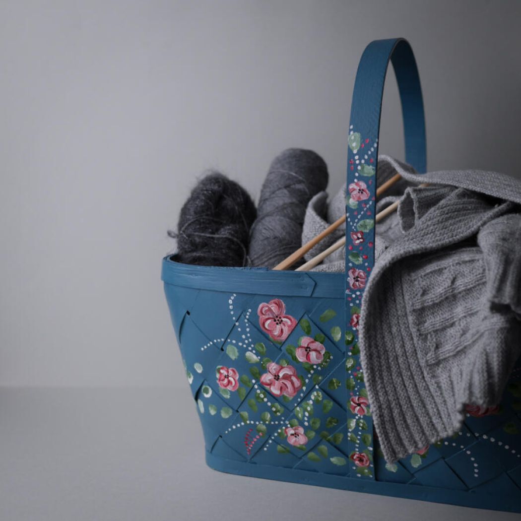 Stor Blå Spånekurv med Rosa Blomster