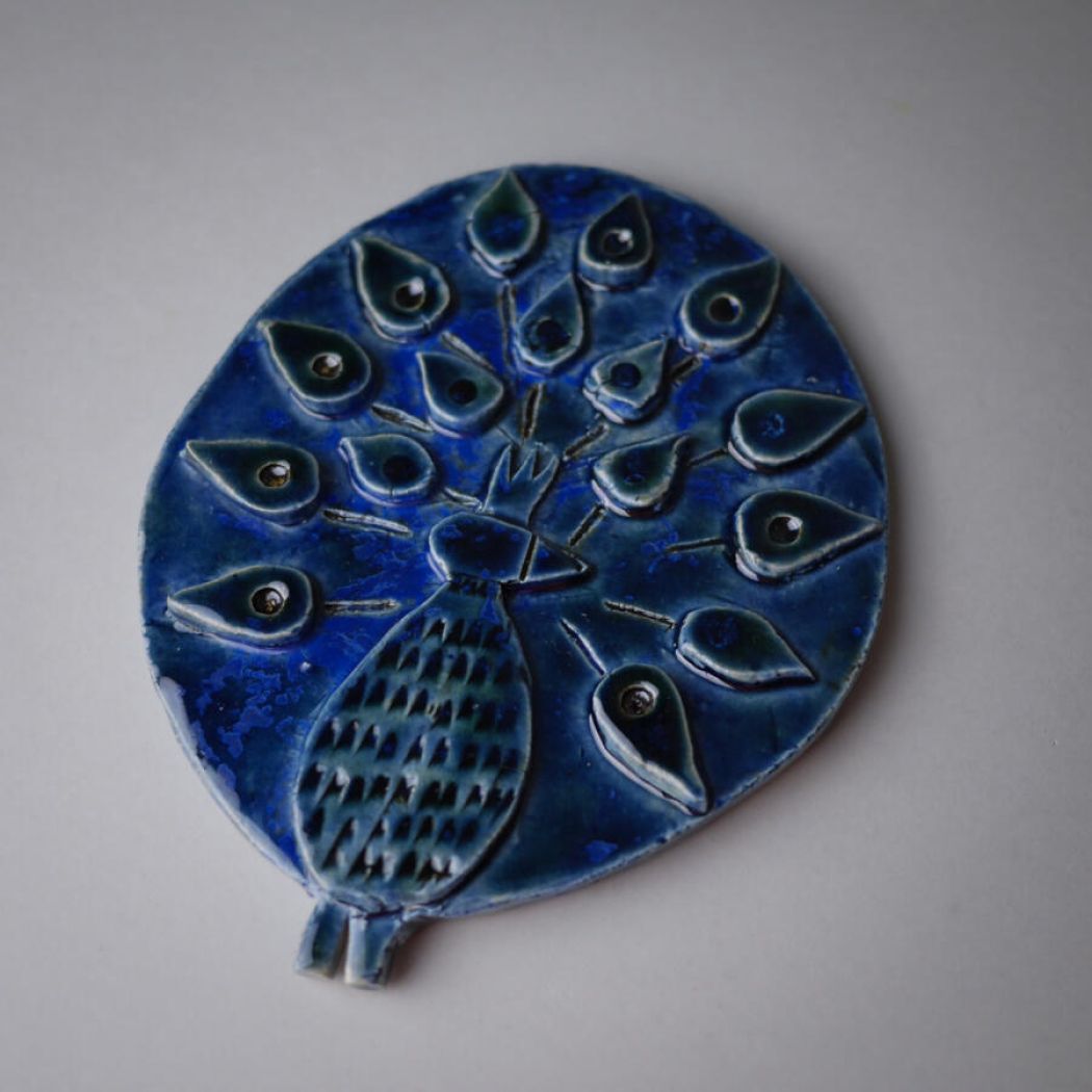 Blåt Keramik Relief med Påfugl 1