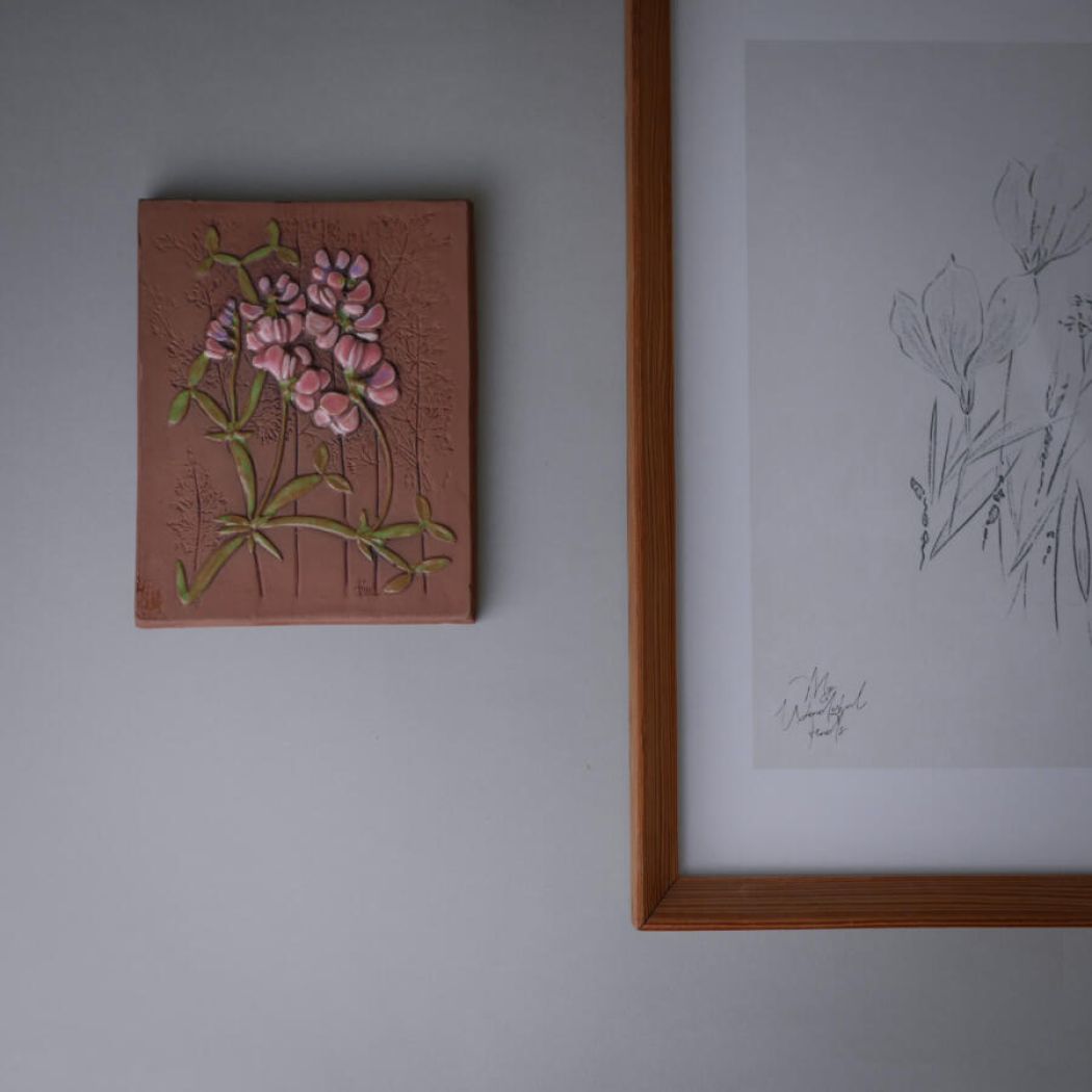 Lille Brunt Keramikrelief med Rosa Blomster