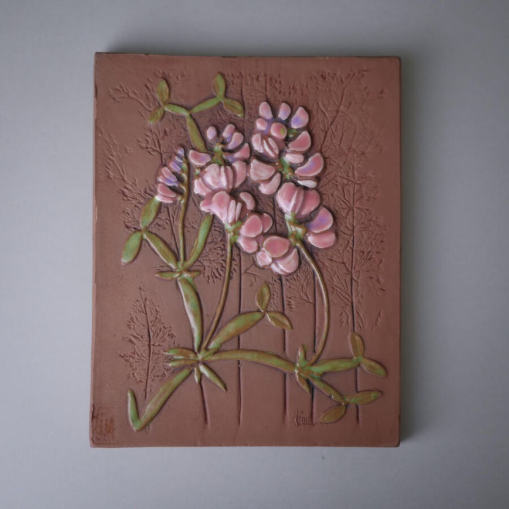 Lille Brunt Keramikrelief med Rosa Blomster 1