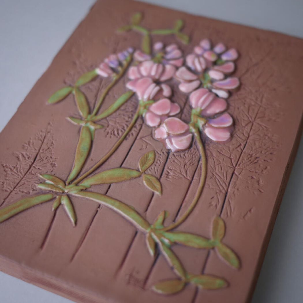 Lille Brunt Keramikrelief med Rosa Blomster 2