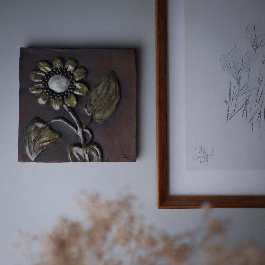 Brunt Keramikrelief med Grøn Blomst