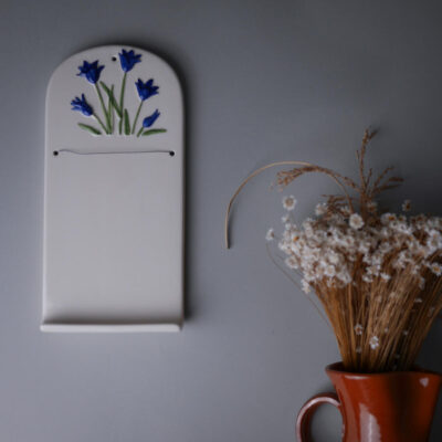 Hvid Porcelænstavle med Blå Blomster