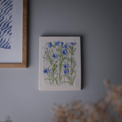 Hvidt Keramikrelief med Lyseblå Blomster