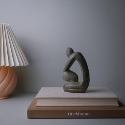 Grå Stenfigur