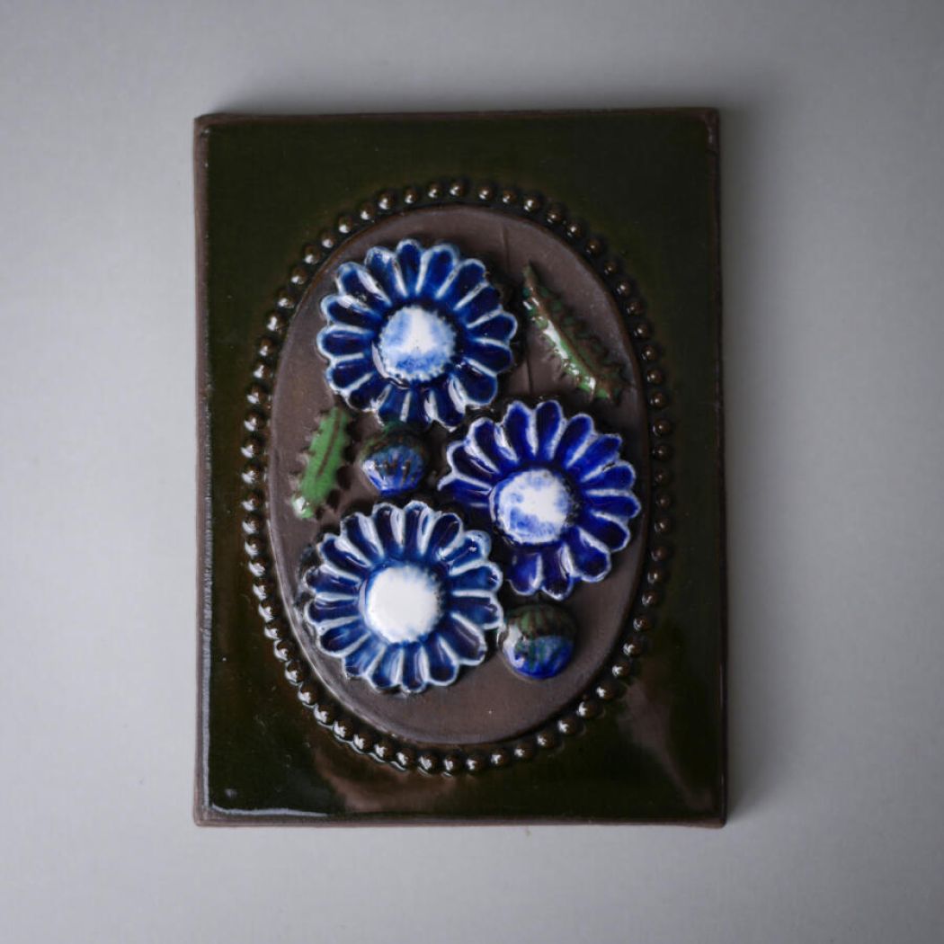 Lille Relief med Blå Blomster