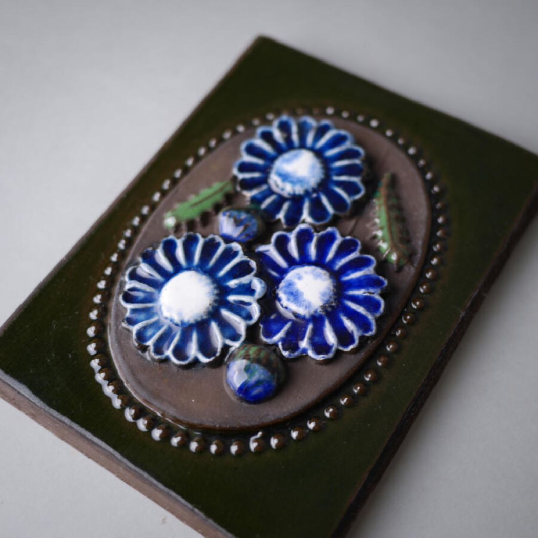 Lille Relief med Blå Blomster 1