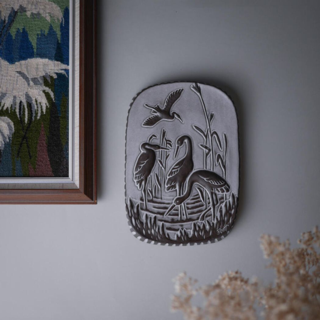 Brunt Relief med Fugle