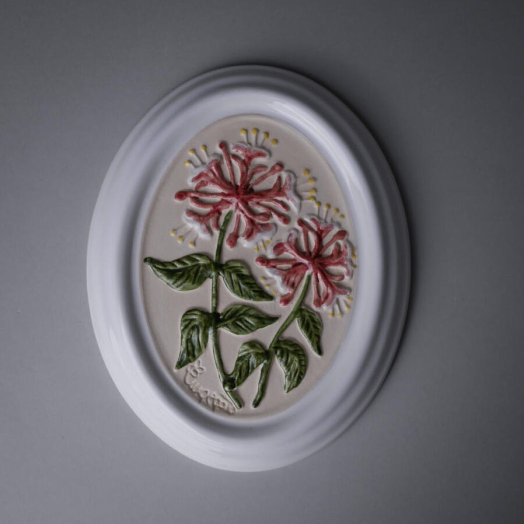 Blomsterrelief i Hvid Ramme 1