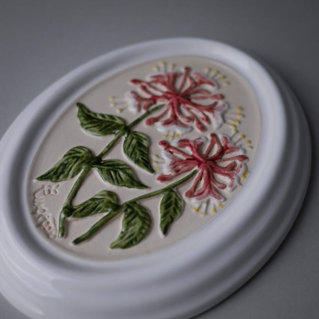 Blomsterrelief i Hvid Ramme 2