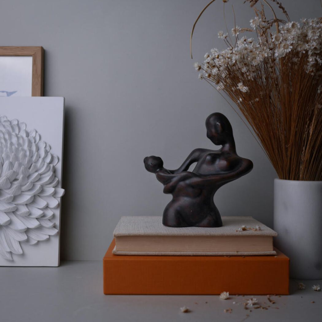 Lille Sort og Brun Kvindefigur