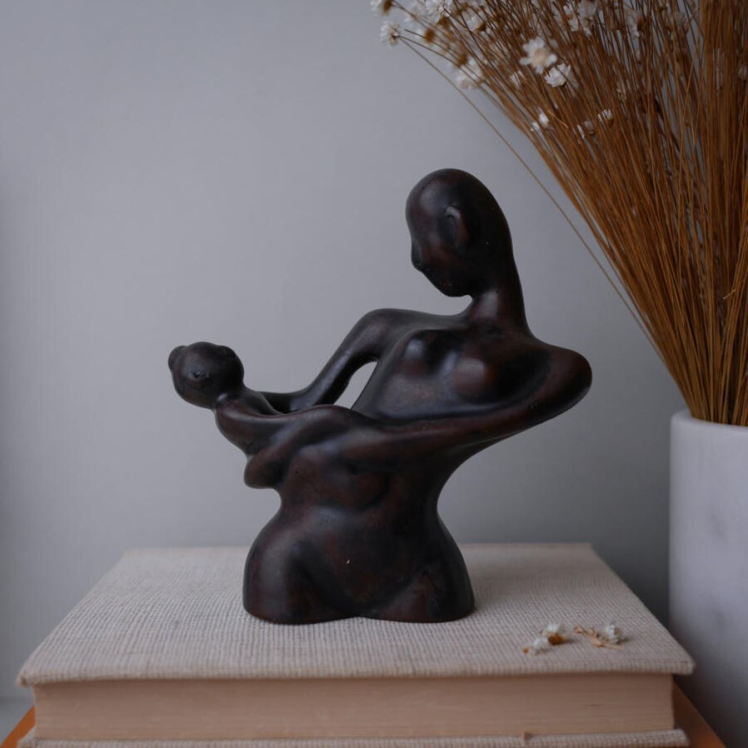 Lille Sort og Brun Kvindefigur 1