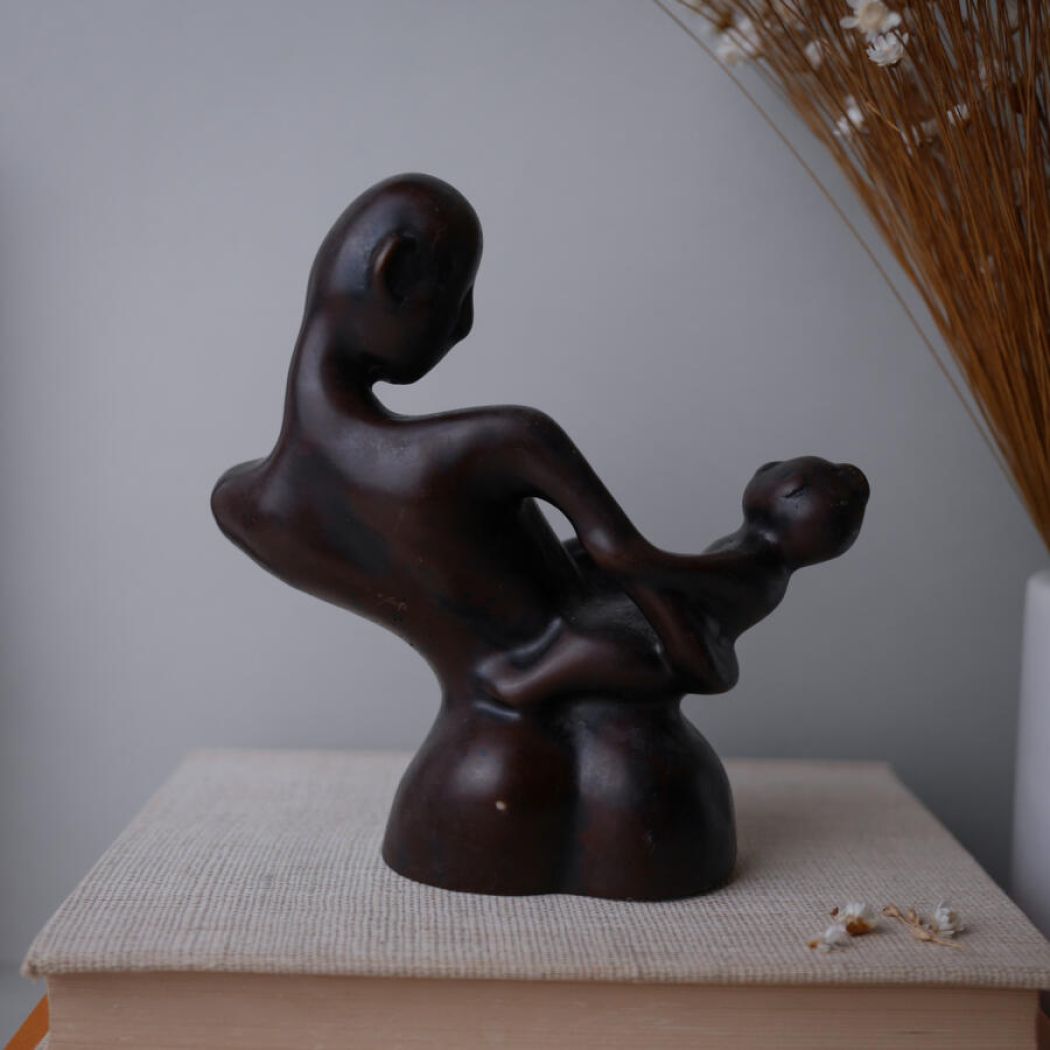 Lille Sort og Brun Kvindefigur 2