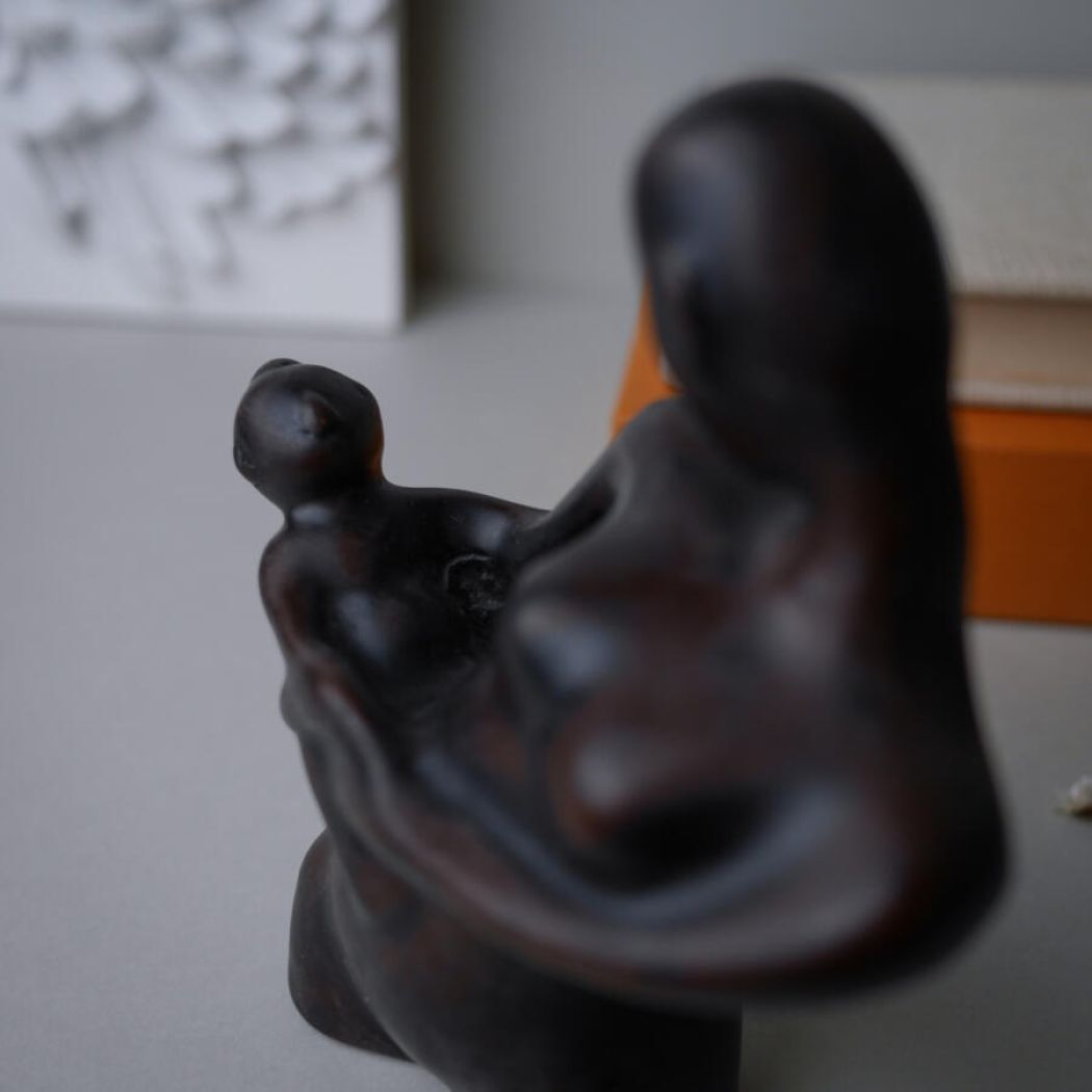 Lille Sort og Brun Kvindefigur 3