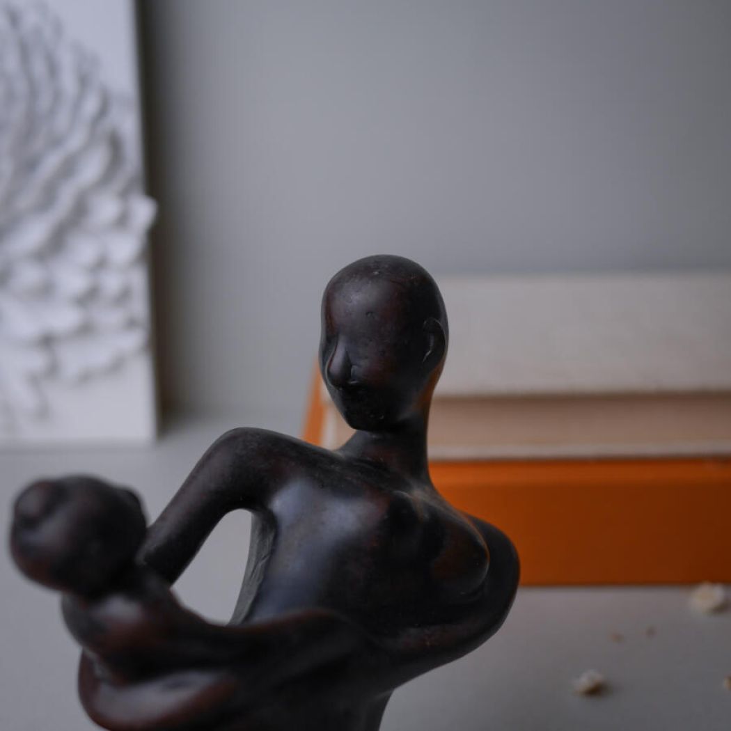 Lille Sort og Brun Kvindefigur 5