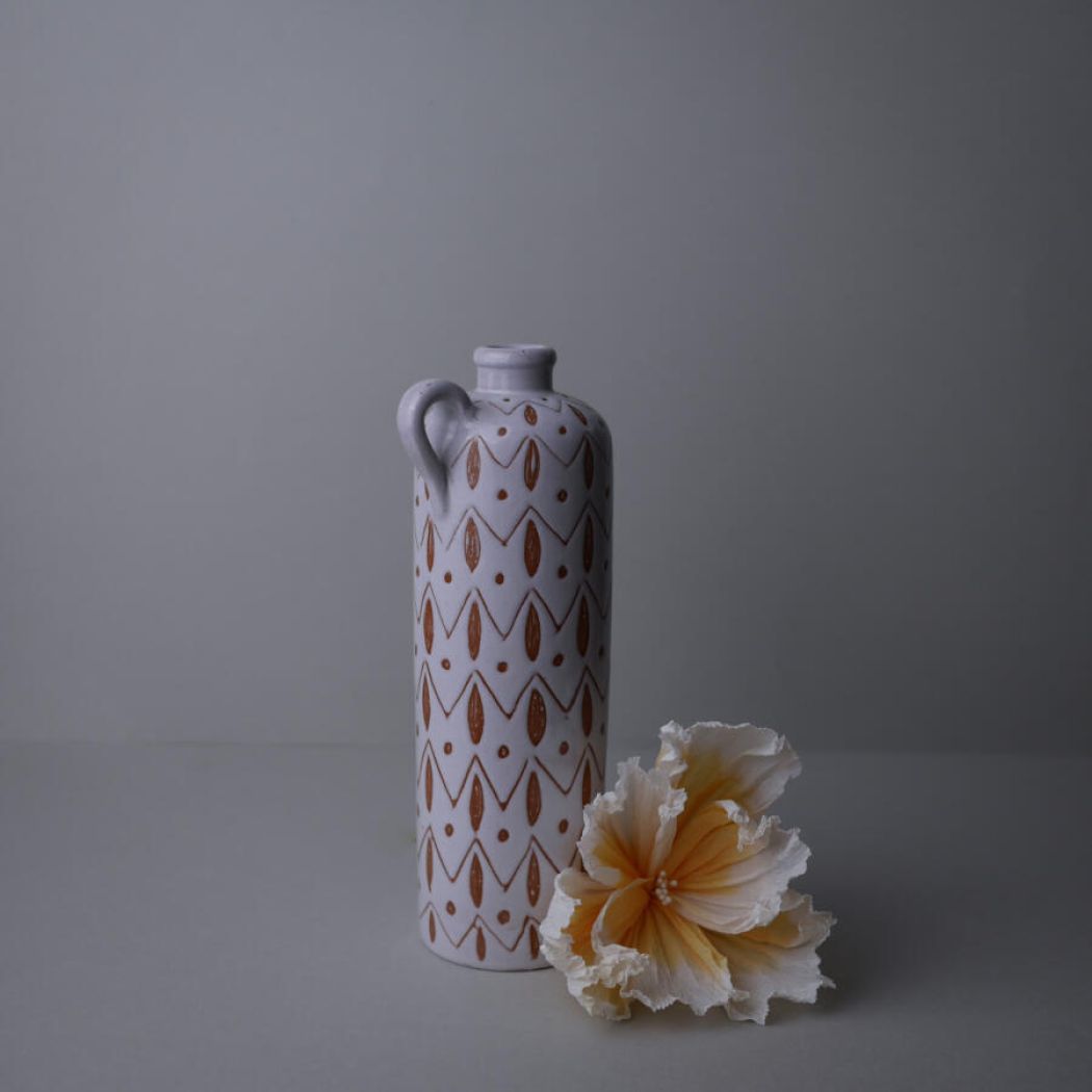 Slank Vase med Brune Dekorationer