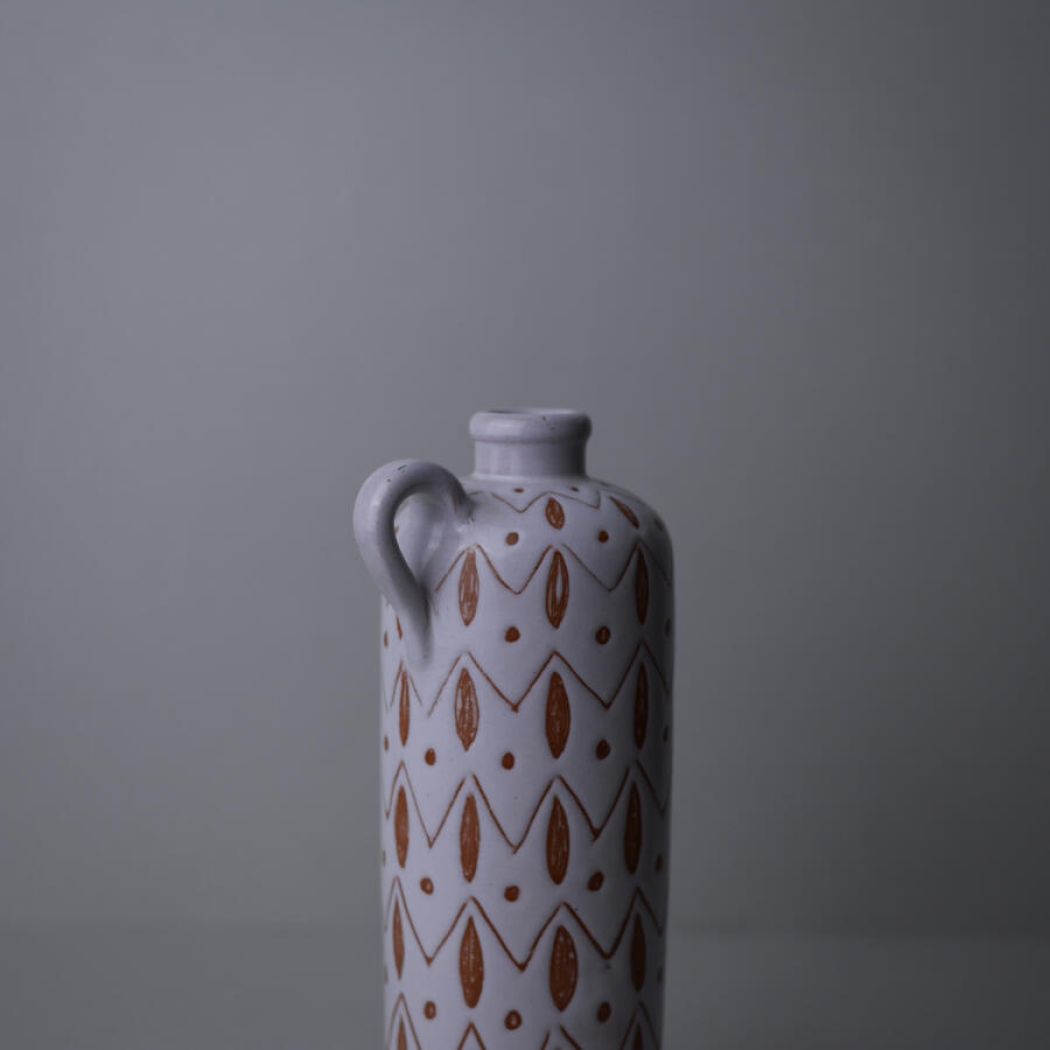 Slank Vase med Brune Dekorationer 1