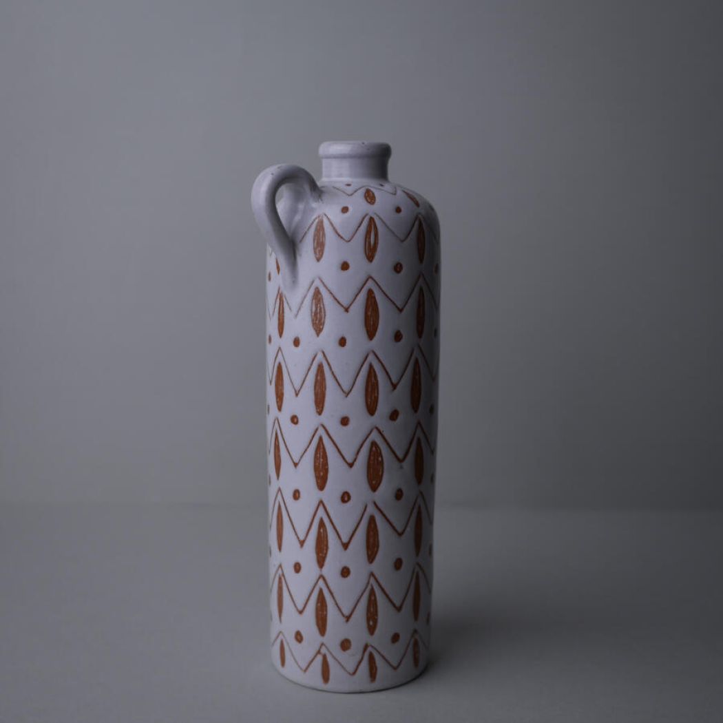 Slank Vase med Brune Dekorationer 2