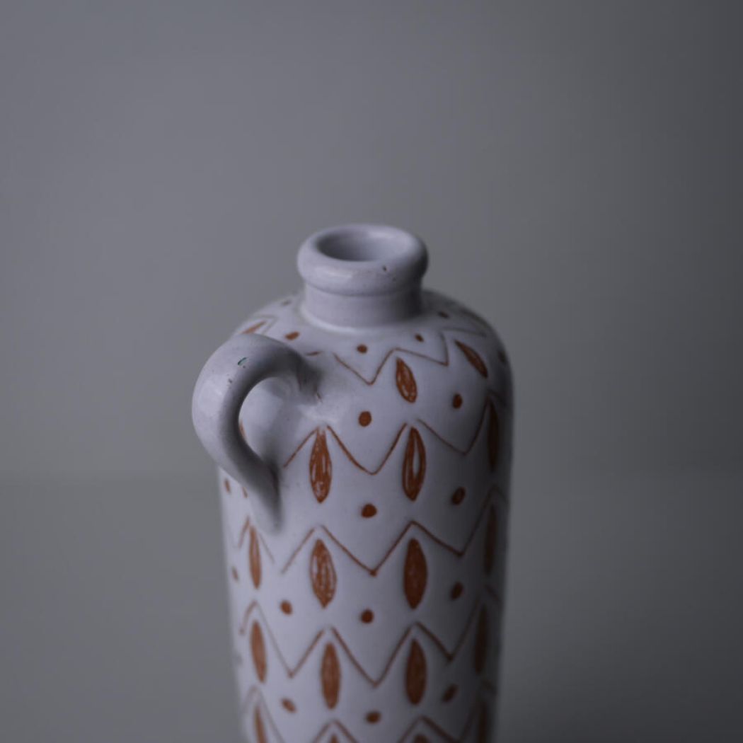 Slank Vase med Brune Dekorationer 4