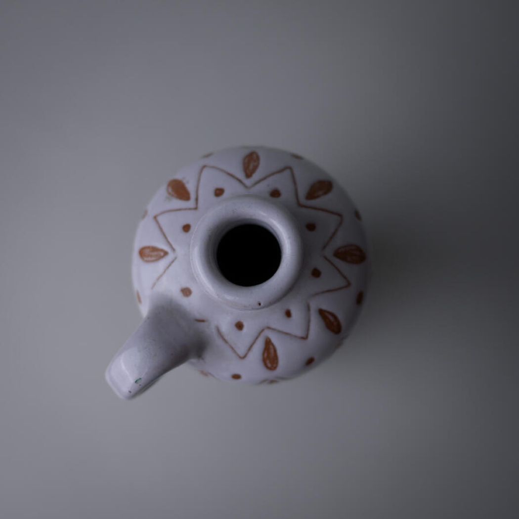 Slank Vase med Brune Dekorationer 5