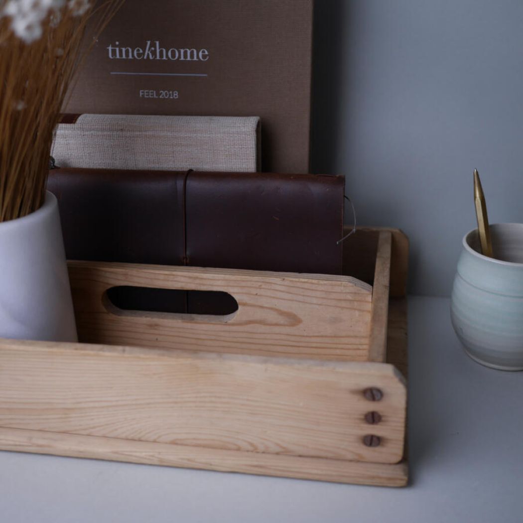 Lys Træbakke med to Rum 1