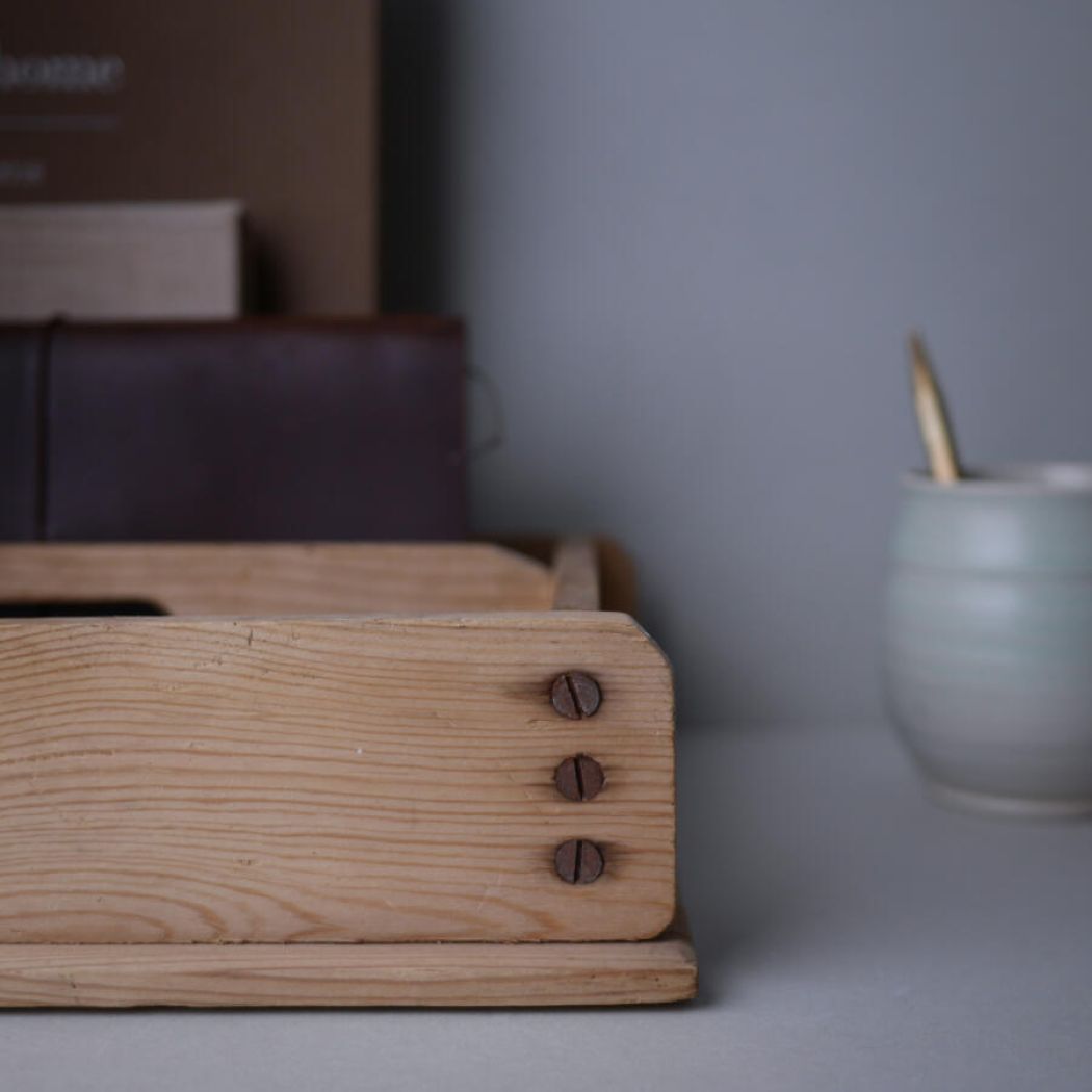 Lys Træbakke med to Rum 2