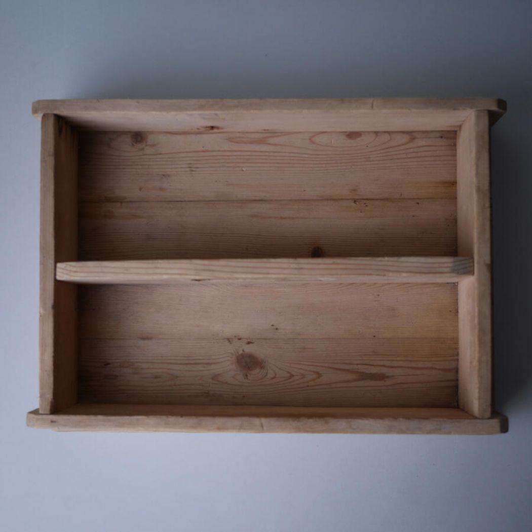 Lys Træbakke med to Rum 3