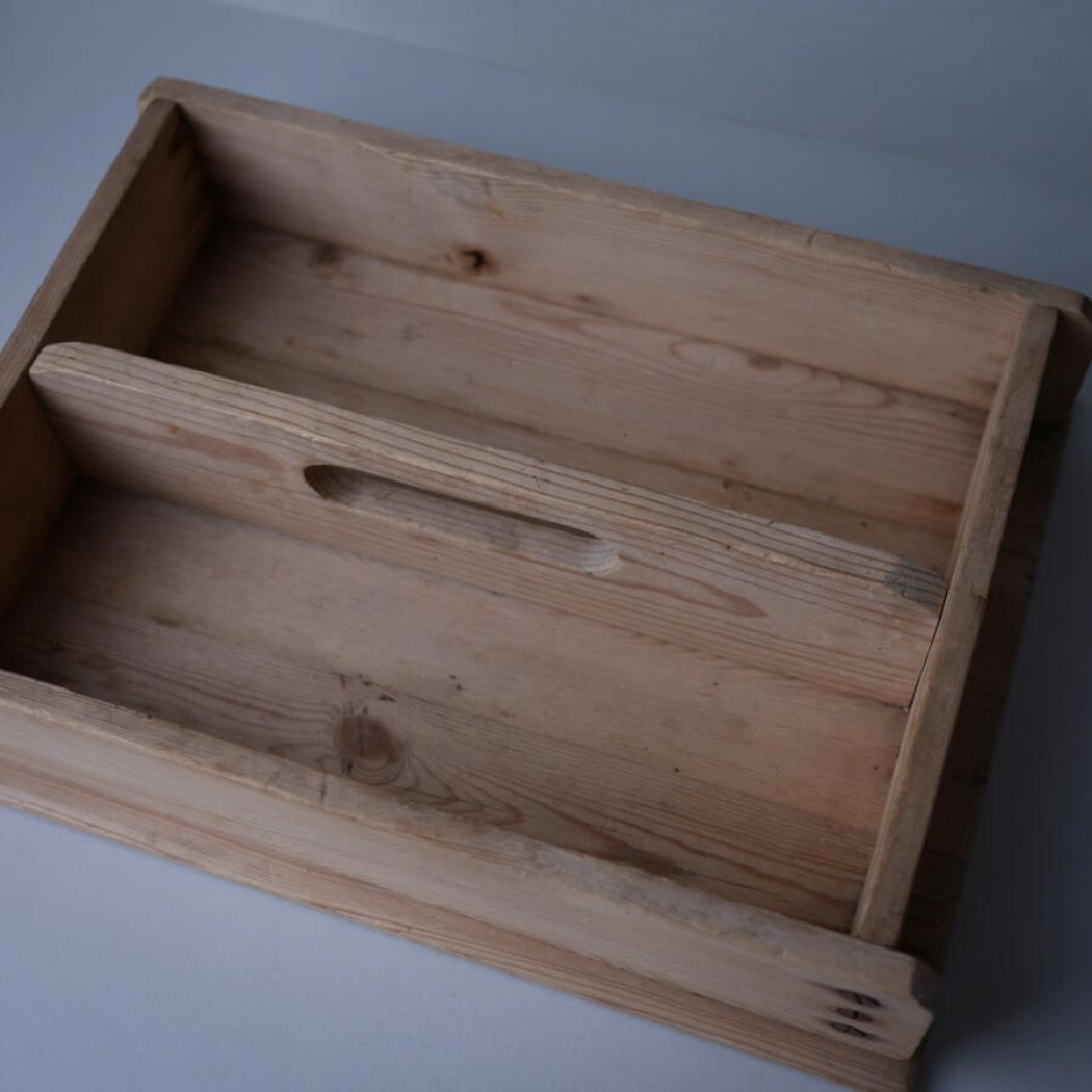 Lys Træbakke med to Rum 4