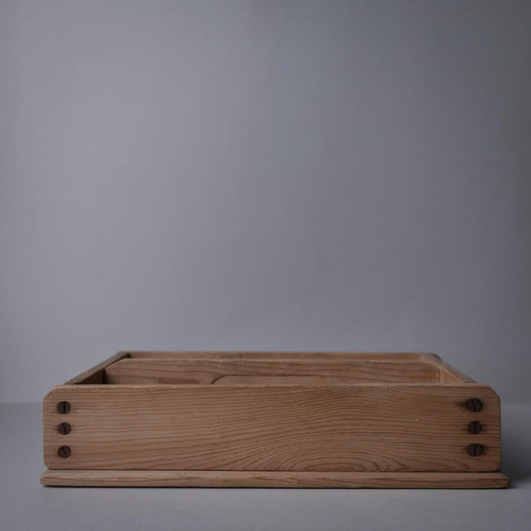 Lys Træbakke med to Rum 5