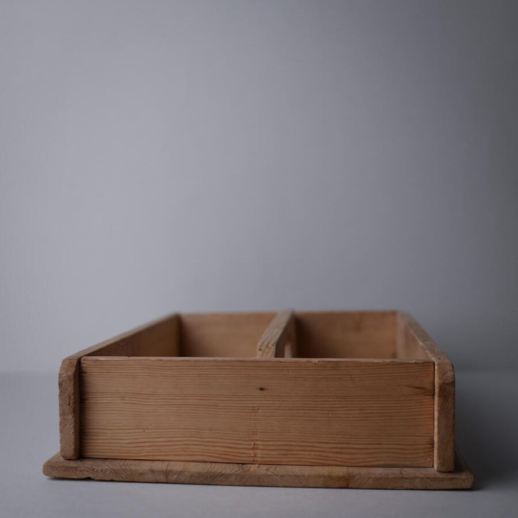 Lys Træbakke med to Rum 6