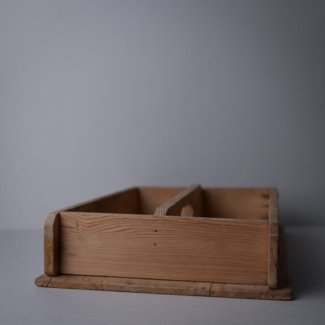 Lys Træbakke med to Rum 8