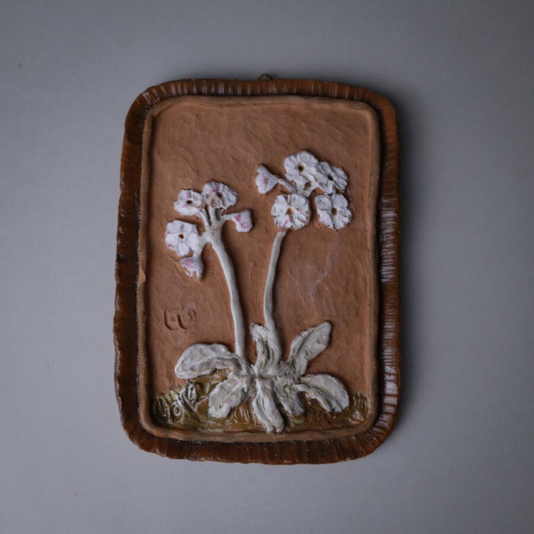 Håndlavet Brunt Keramikrelief med Blomster 1
