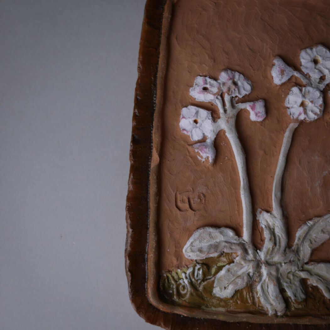 Håndlavet Brunt Keramikrelief med Blomster 2