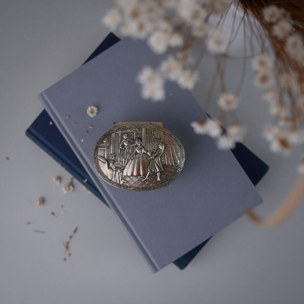 Lille Metal Smykkeskrin med Eventyrligt Motiv