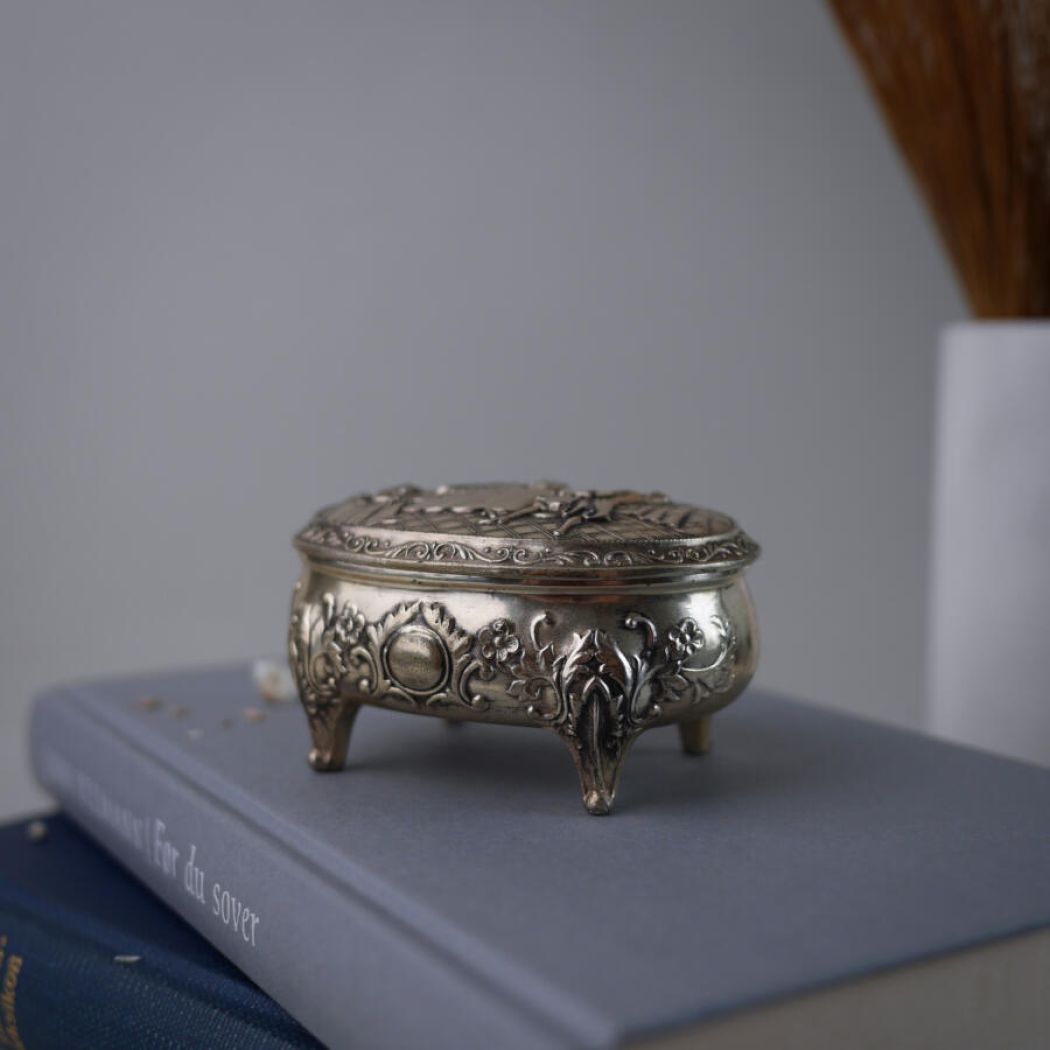 Lille Metal Smykkeskrin med Eventyrligt Motiv 4