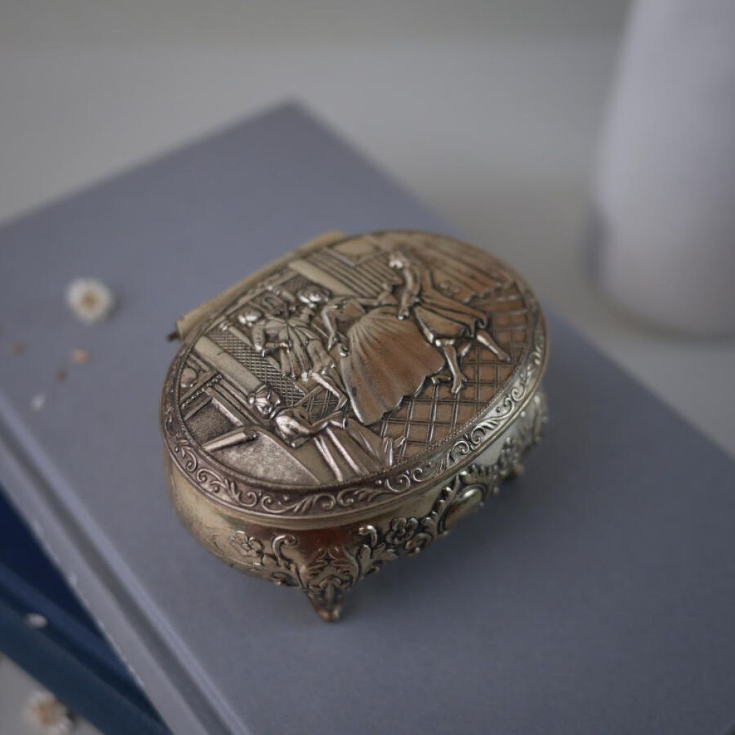 Lille Metal Smykkeskrin med Eventyrligt Motiv 5