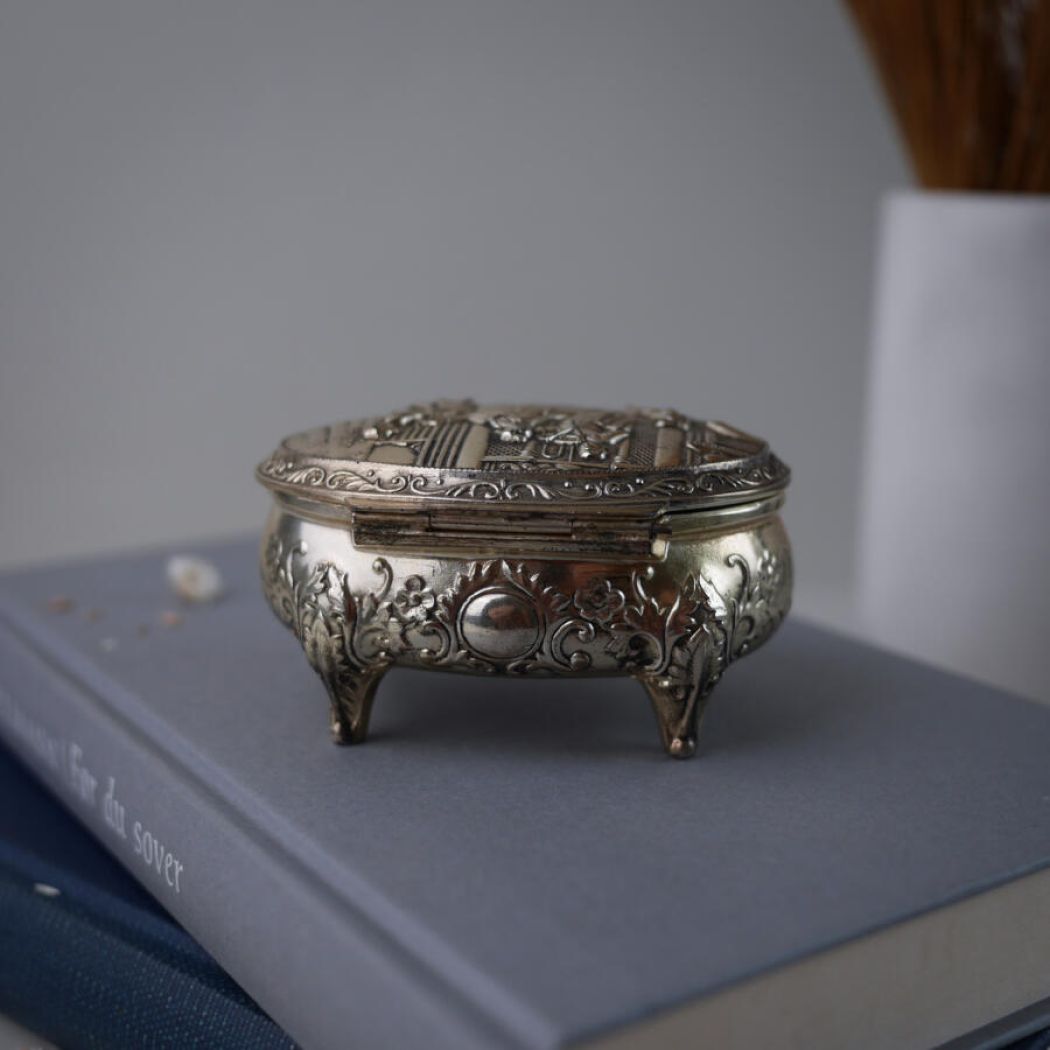 Lille Metal Smykkeskrin med Eventyrligt Motiv 6