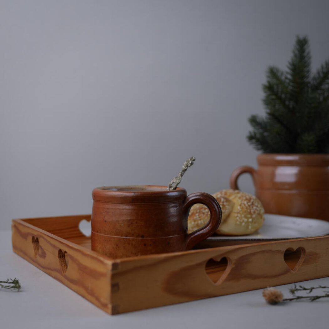 Træbakke med Hjerteudskæringer