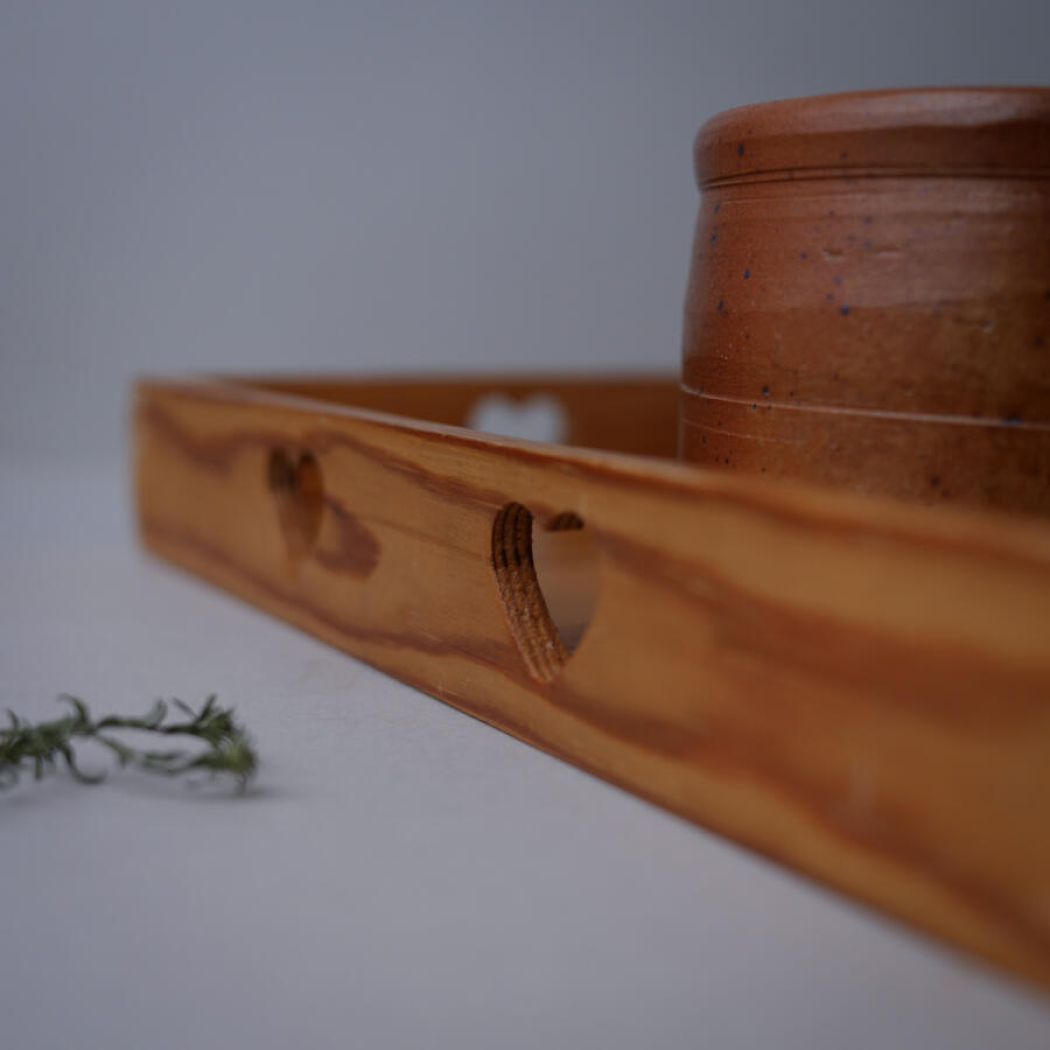 Træbakke med Hjerteudskæringer 1