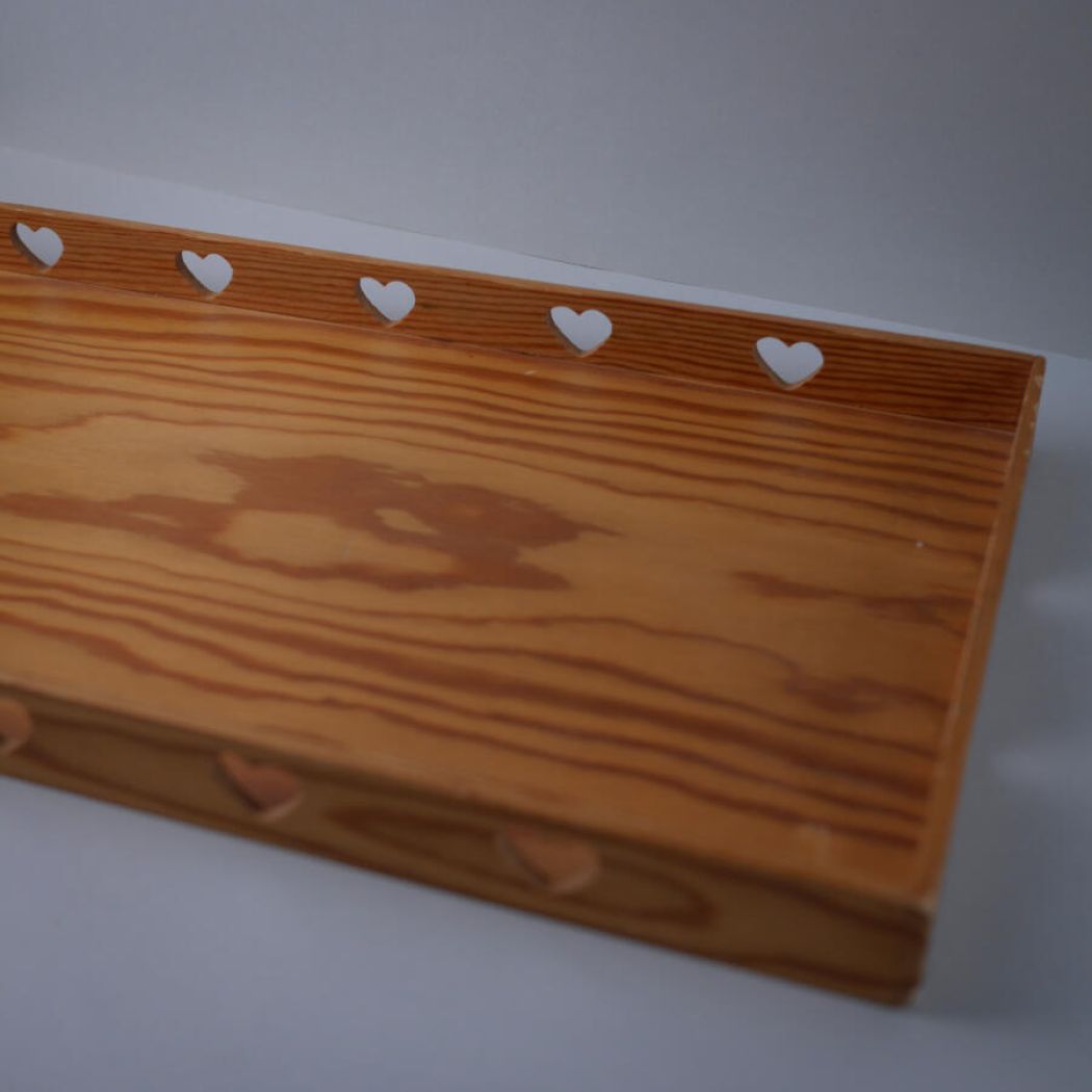 Træbakke med Hjerteudskæringer 4