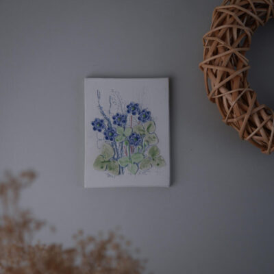Hvidt Relief med Blå Blomster