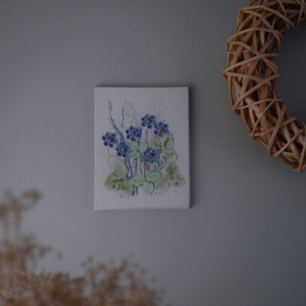 Hvidt Relief med Blå Blomster