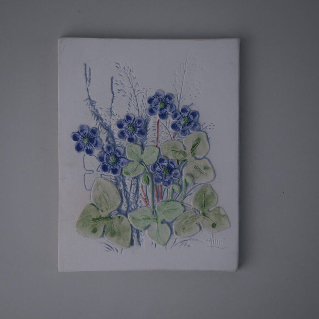 Hvidt Relief med Blå Blomster 1