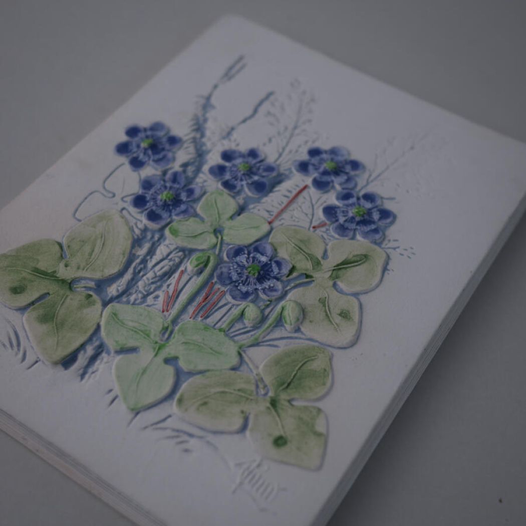 Hvidt Relief med Blå Blomster 2