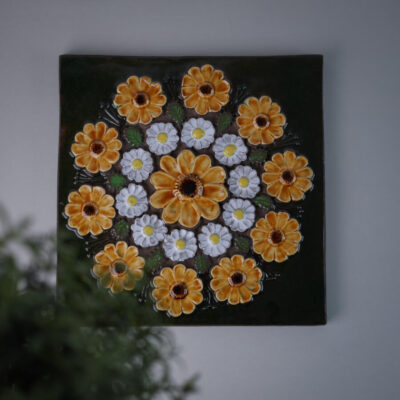 Stort udendørs Keramik relief med Gule Blomster