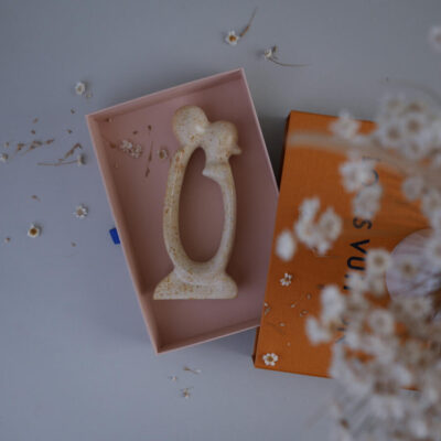 Beige Fedtstensfigur af et Kys