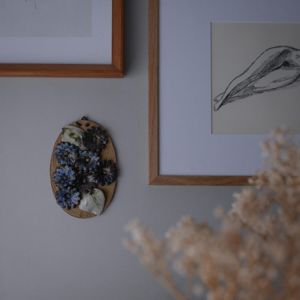 Ovalt Keramikrelief med Blå Blomster