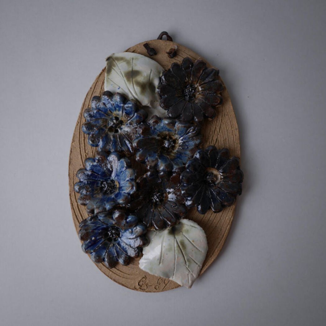 Ovalt Keramikrelief med Blå Blomster 1
